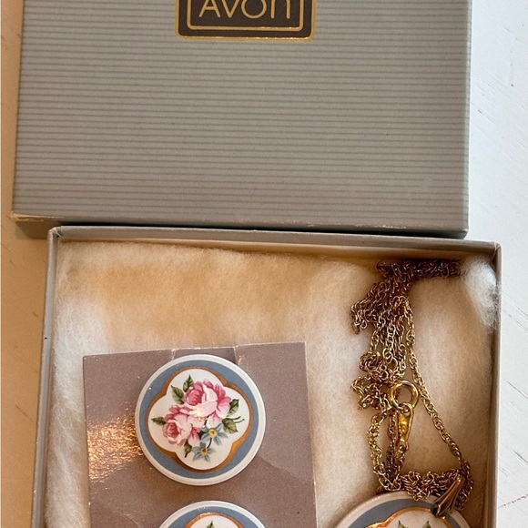 VINTAGE Avon 1988 Classic Gold Rose Ceramic Necklace and Earrings Set - Picture 7 of 12